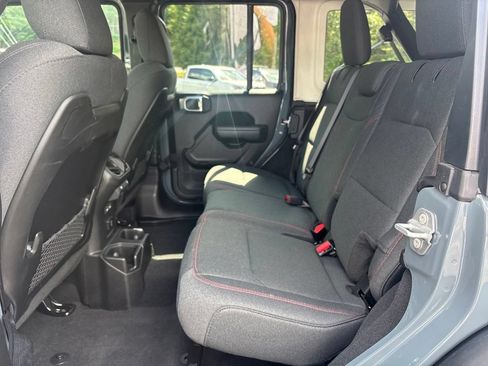 Used 2025 Jeep Wrangler Unlimited Rubicon AWD/4WD image 31