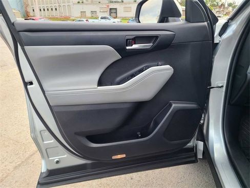 Used 2022 Toyota Highlander XLE image 14