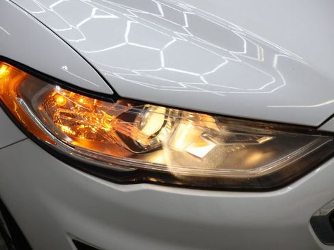 Used 2020 Ford Fusion SE image 25