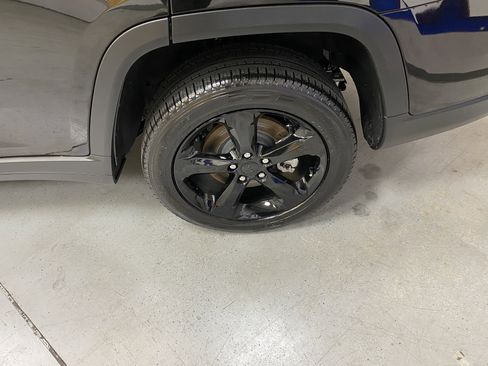 Used 2025 Jeep Grand Cherokee L Limited w/ Black Appearance Package image 12