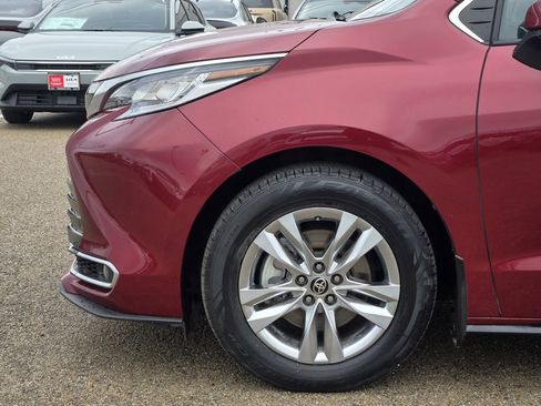 Used 2022 Toyota Sienna Limited FWD image 6