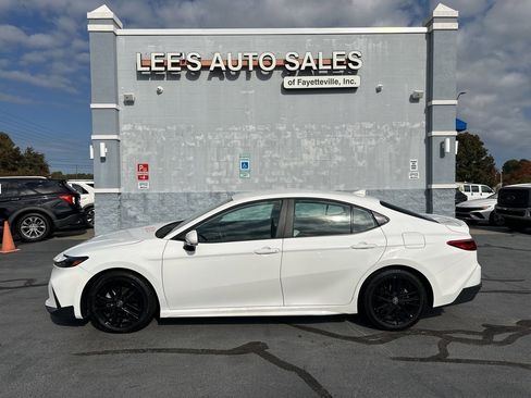 Used 2025 Toyota Camry SE image 4