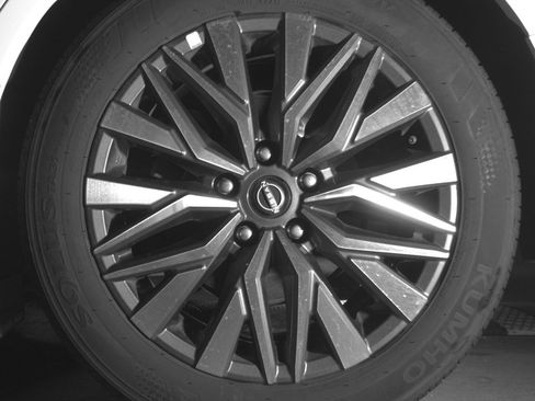 Used 2025 Nissan Altima 2.5 SV FWD image 14