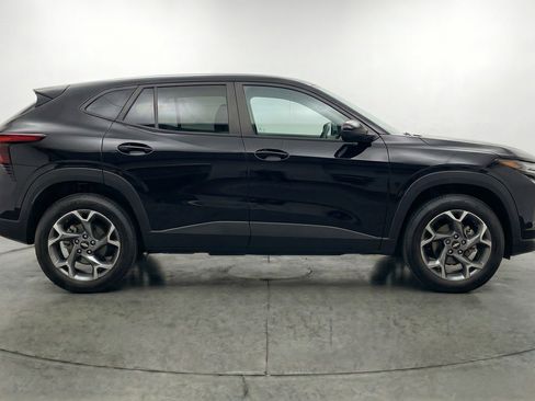 Used 2025 Chevrolet Trax LT w/ LT Convenience Package FWD image 11