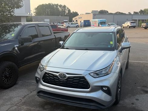 Used 2020 Toyota Highlander XLE FWD image 1