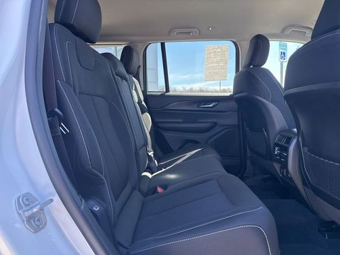 Used 2023 Jeep Grand Cherokee Laredo w/ Luxury Tech Group I AWD/4WD image 15