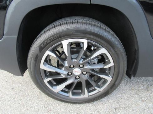 Used 2023 GMC Terrain SLT w/ Infotainment Package II image 8