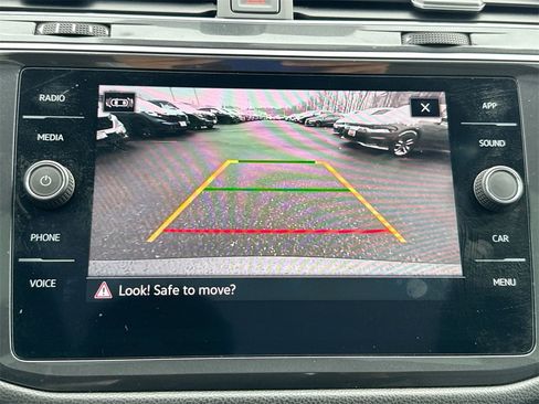 Used 2021 Volkswagen Tiguan SE w/ Panoramic Sunroof Package image 23