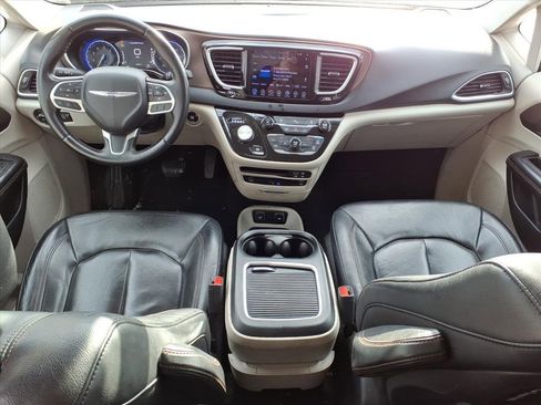 Used 2017 Chrysler Pacifica Touring-L Plus w/ Tire & Wheel Group image 10