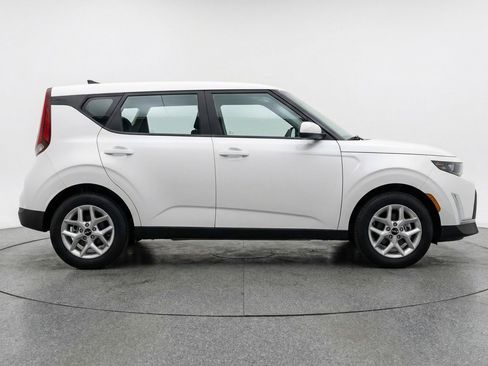 Used 2025 Kia Soul LX w/ LX Technology Package image 11