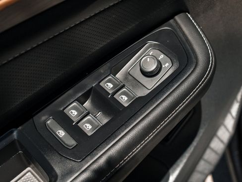 Used 2025 Volkswagen Atlas SE AWD/4WD image 9
