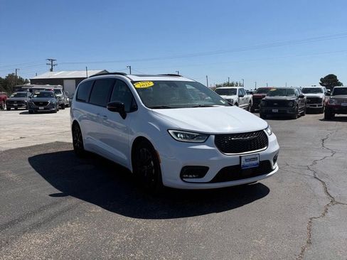 Used 2025 Chrysler Pacifica Limited FWD image 2