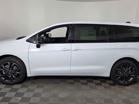 New 2026 Chrysler Pacifica Select image 4
