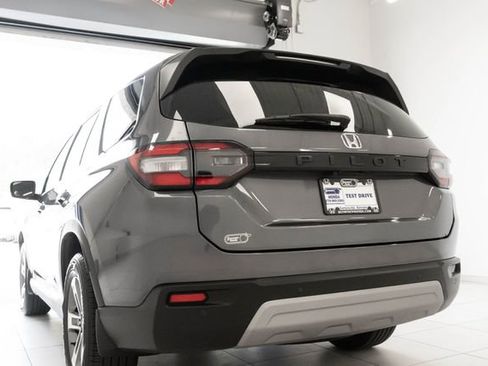 Used 2025 Honda Pilot EX-L image 8
