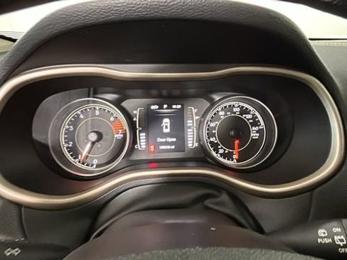 Used 2016 Jeep Cherokee Latitude w/ Cold Weather Group AWD/4WD image 18