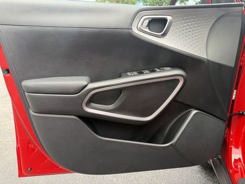 Certified 2025 Kia Soul LX w/ LX Technology Package FWD image 9
