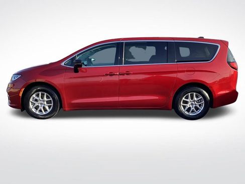 Used 2024 Chrysler Pacifica Touring-L image 7