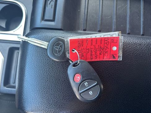 Used 2016 Toyota Tundra SR5 AWD/4WD image 32