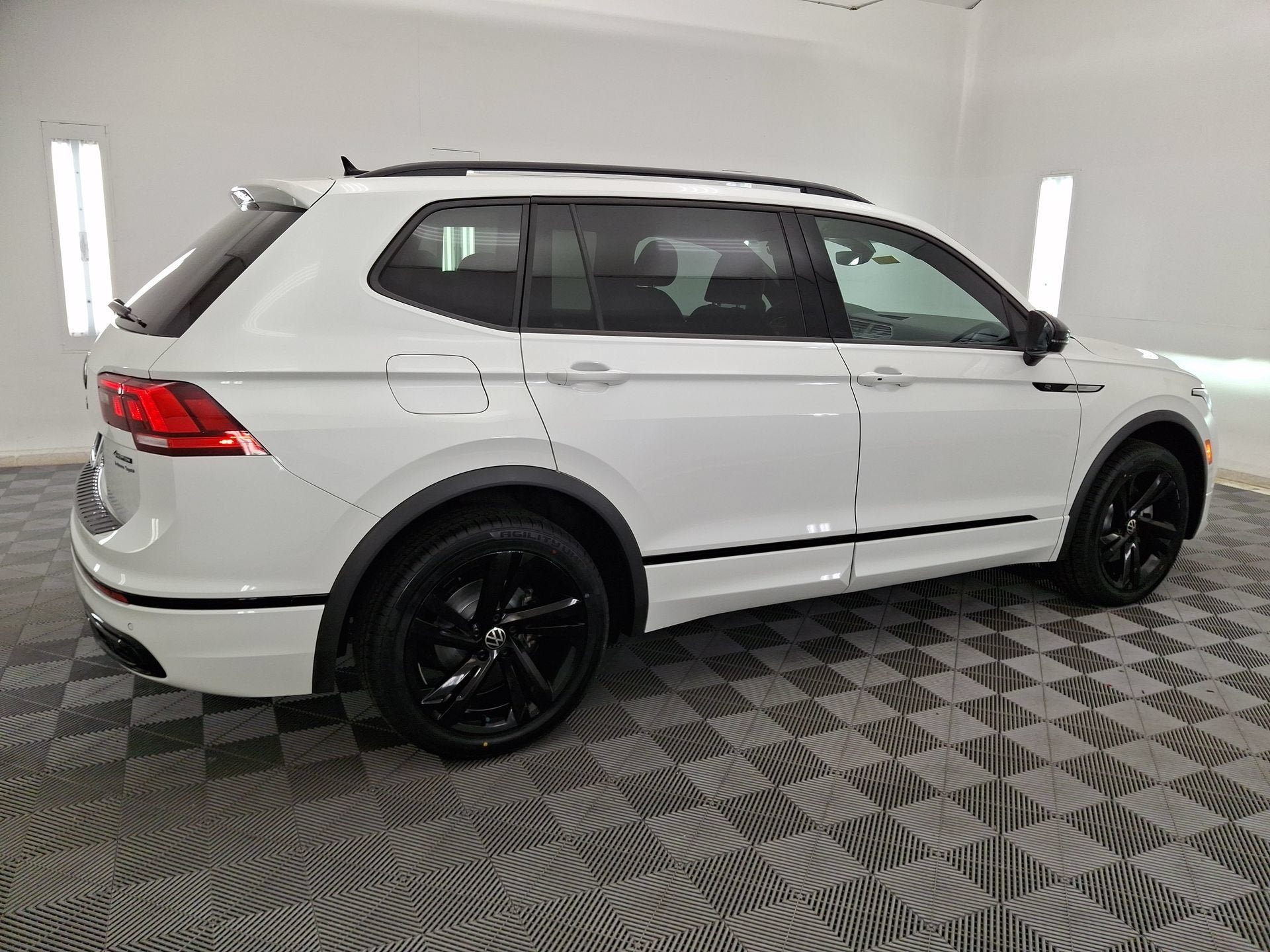 Used 2024 Volkswagen Tiguan SE R-Line AWD/4WD image 26