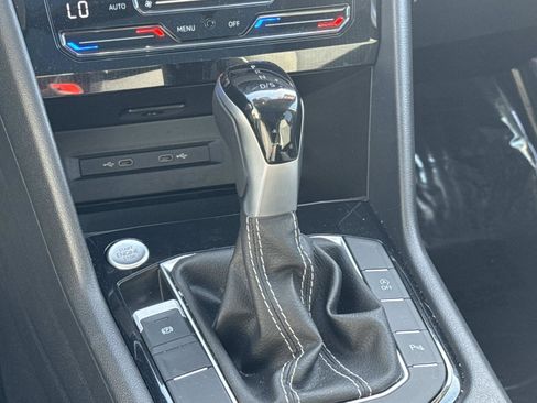 Certified 2025 Volkswagen Taos SE w/ Panoramic Sunroof Package image 14