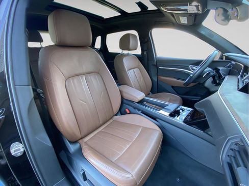 Used 2022 Audi e-tron Premium Plus w/ Premium Plus Package image 28