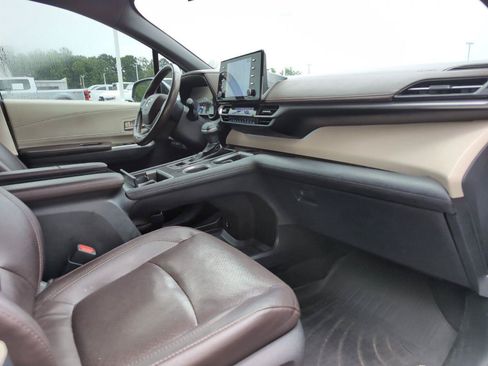 Used 2021 Toyota Sienna Platinum FWD image 33