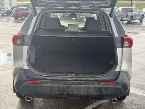 Used 2021 Toyota RAV4 XLE w/ Convenience Package FWD image 5
