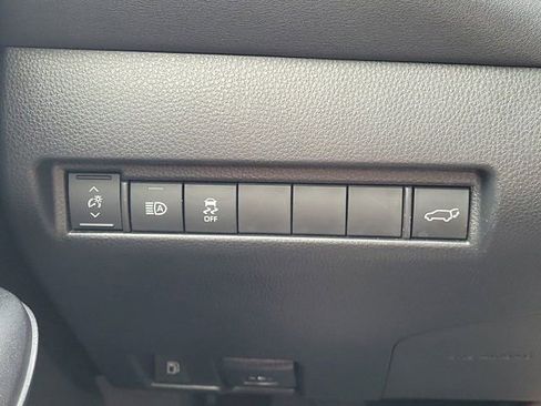 Used 2021 Toyota Venza LE AWD/4WD image 19