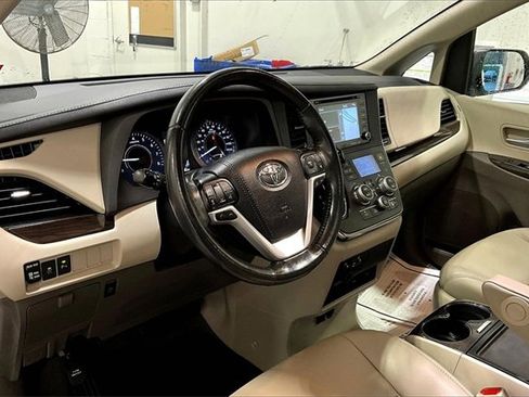 Used 2019 Toyota Sienna XLE Premium image 17