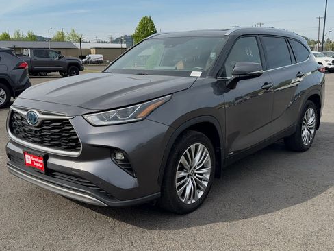 Used 2022 Toyota Highlander Platinum AWD/4WD image 2