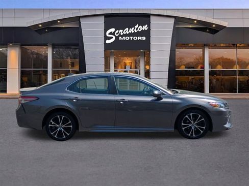 Used 2019 Toyota Camry SE w/ Carpet Mat Package FWD image 6