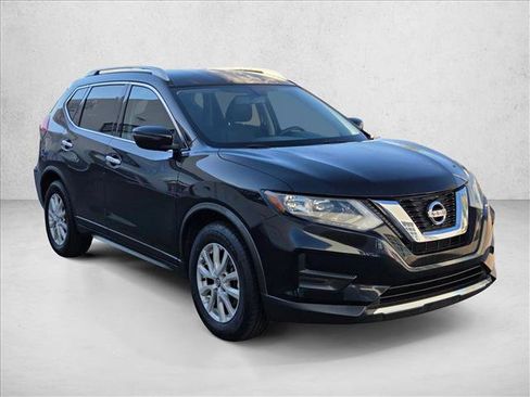 Used 2017 Nissan Rogue SV image 3