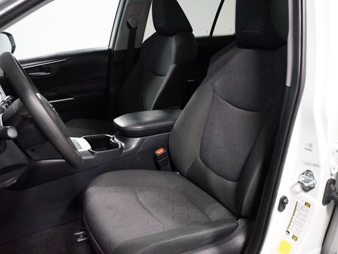 Used 2025 Toyota RAV4 XLE FWD image 27