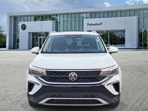 Certified 2022 Volkswagen Taos SE image 2