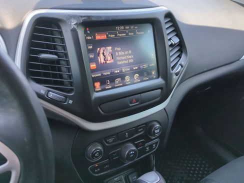 Used 2018 Jeep Cherokee Latitude Plus w/ Cold Weather Group FWD image 27