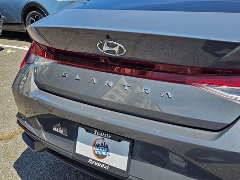 Used 2023 Hyundai Elantra SE FWD image 13