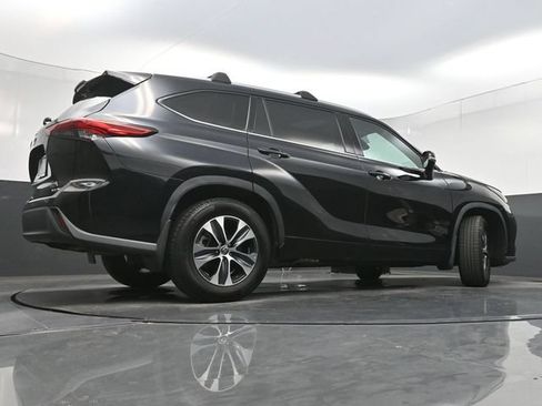 Used 2022 Toyota Highlander XLE AWD/4WD image 34