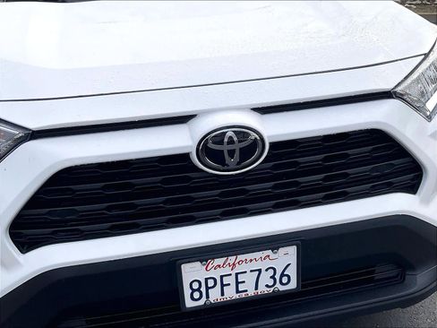 Used 2020 Toyota RAV4 XLE Premium image 31