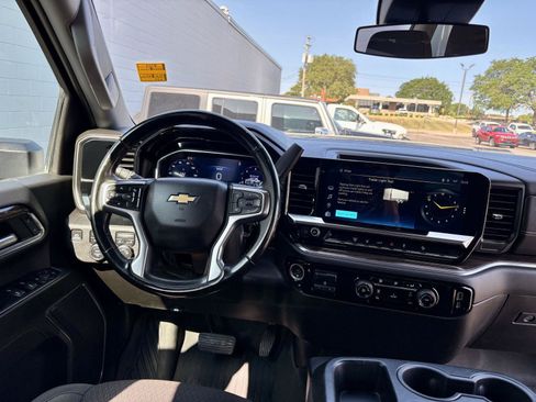 Used 2024 Chevrolet Silverado 2500 LT AWD/4WD image 3
