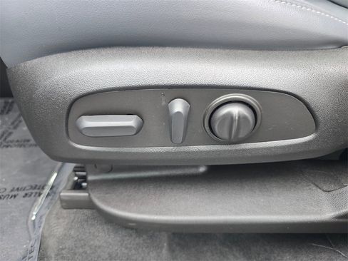 Used 2023 Buick Enclave Essence image 19