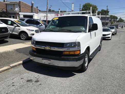 Used 2018 Chevrolet Express 2500 w/ Driver Convenience Package RWD image 3