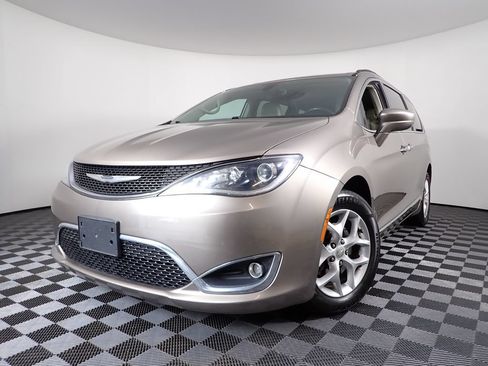 Used 2017 Chrysler Pacifica Touring-L w/ Tire & Wheel Group FWD image 2