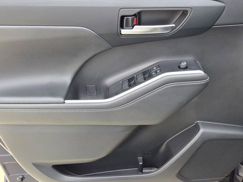 Used 2022 Toyota Highlander XLE image 33