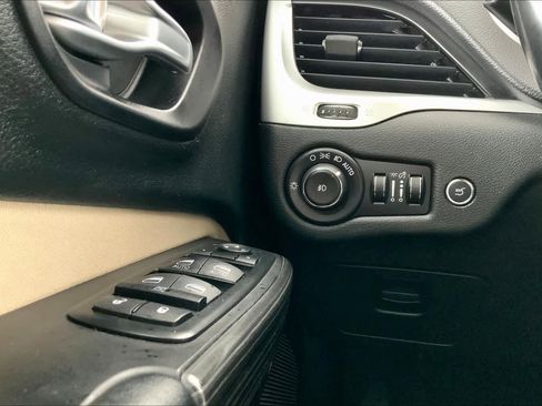 Used 2015 Jeep Cherokee Latitude w/ Comfort/Convenience Group FWD image 35