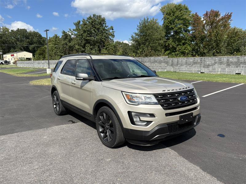 Used 2017 Ford Explorer XLT w/ Equipment Group 202A AWD/4WD image 7