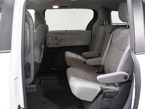 Certified 2021 Toyota Sienna LE image 14