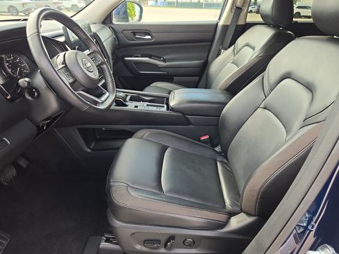 Used 2025 Nissan Pathfinder SL FWD image 16