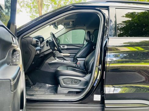 Used 2022 Ford Explorer XLT w/ Equipment Group 202A image 9