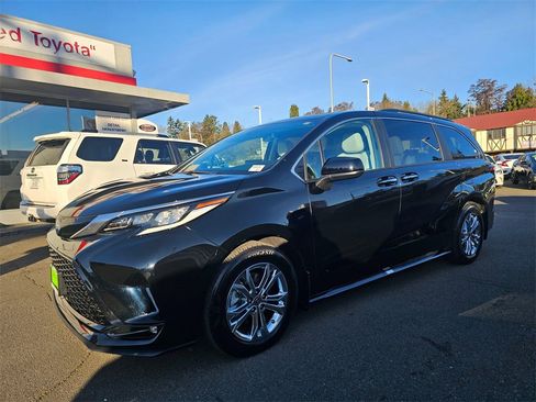 Used 2022 Toyota Sienna XSE image 3