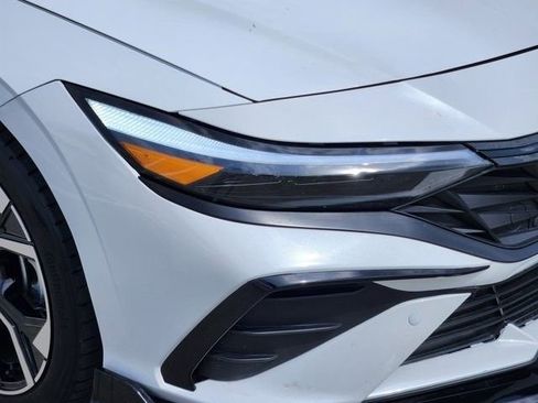 Used 2025 Hyundai Elantra SEL image 9